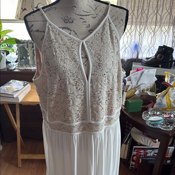 Elegant White Lace Maxi Dress - Picture 1 of 9